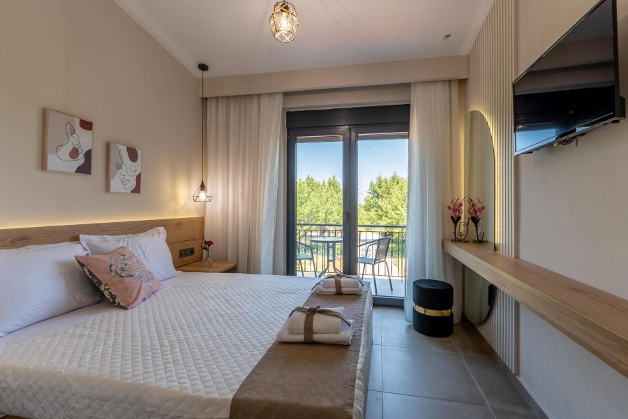 Deluxe Δίκλινο Δωμάτιο με Μπαλκόνι / Deluxe Double Room